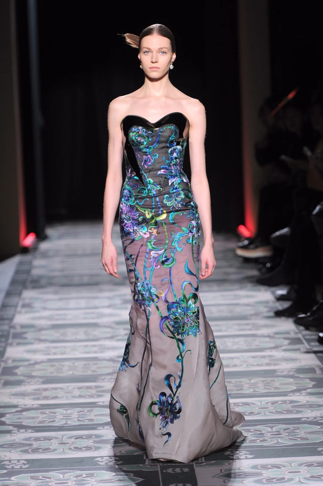 绝美中国风| 走向国际的《敦煌》的时装秀