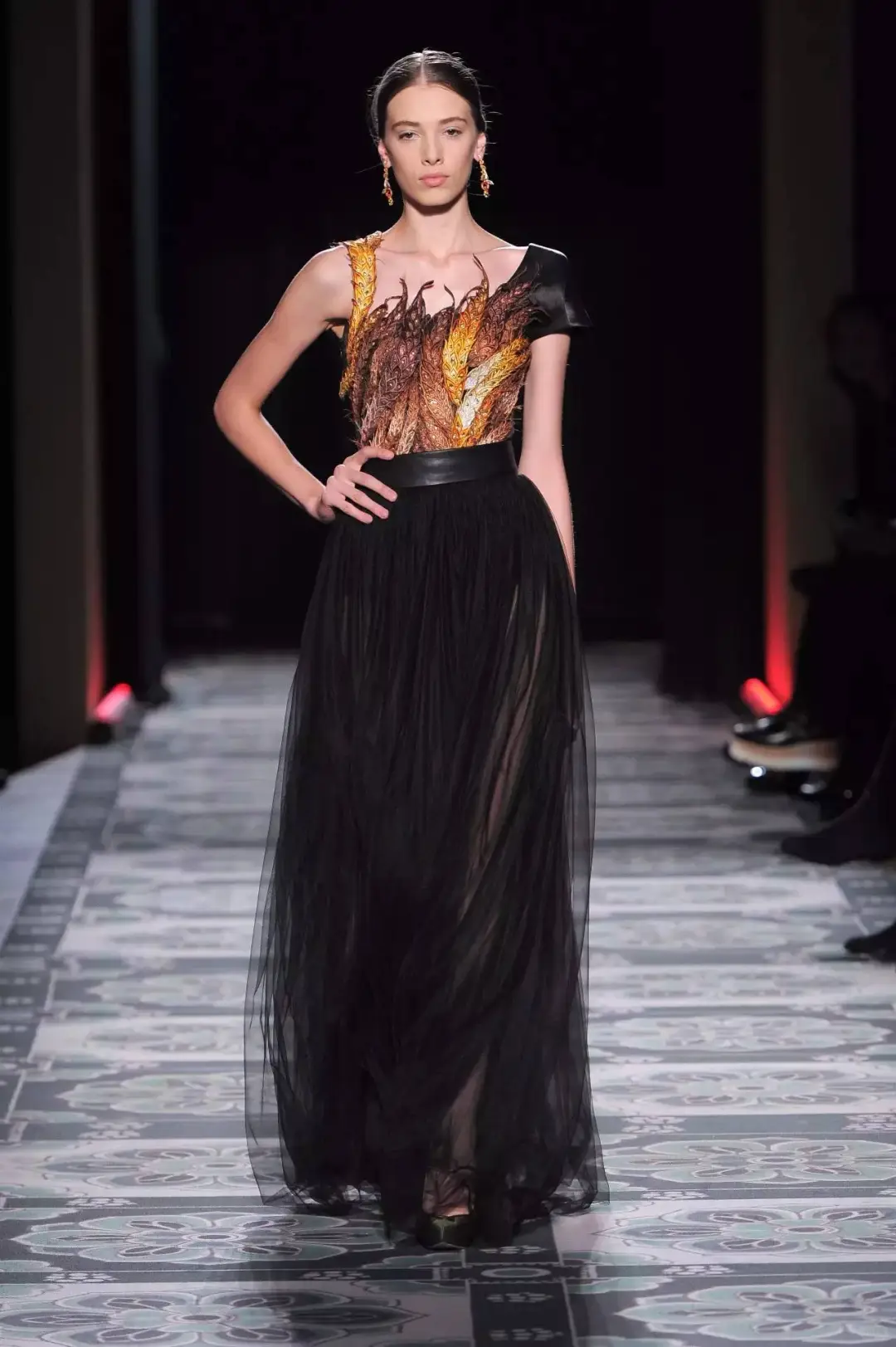 绝美中国风| 走向国际的《敦煌》的时装秀