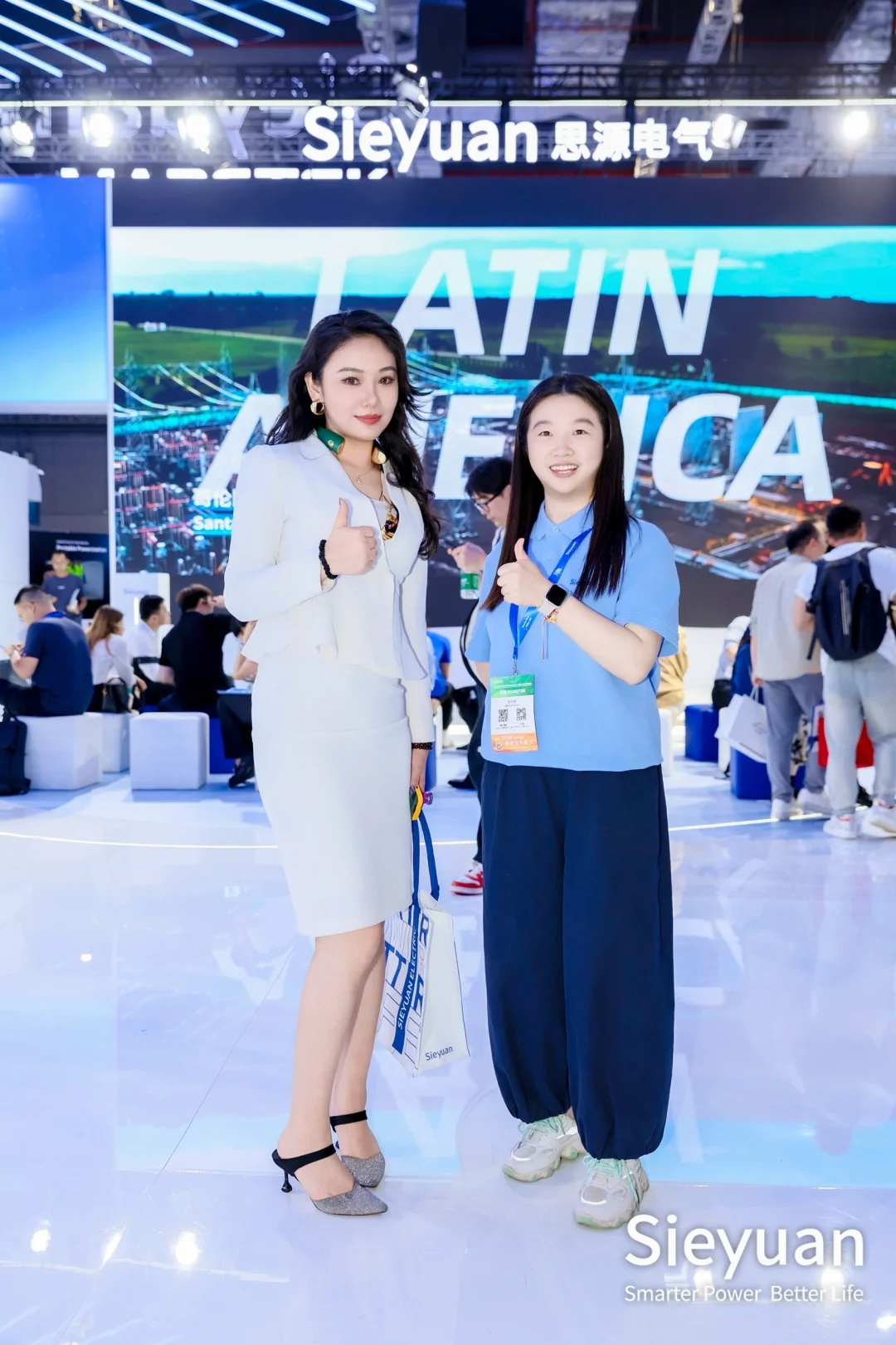 光伏展主持居然被前东家“抓包”啦！?