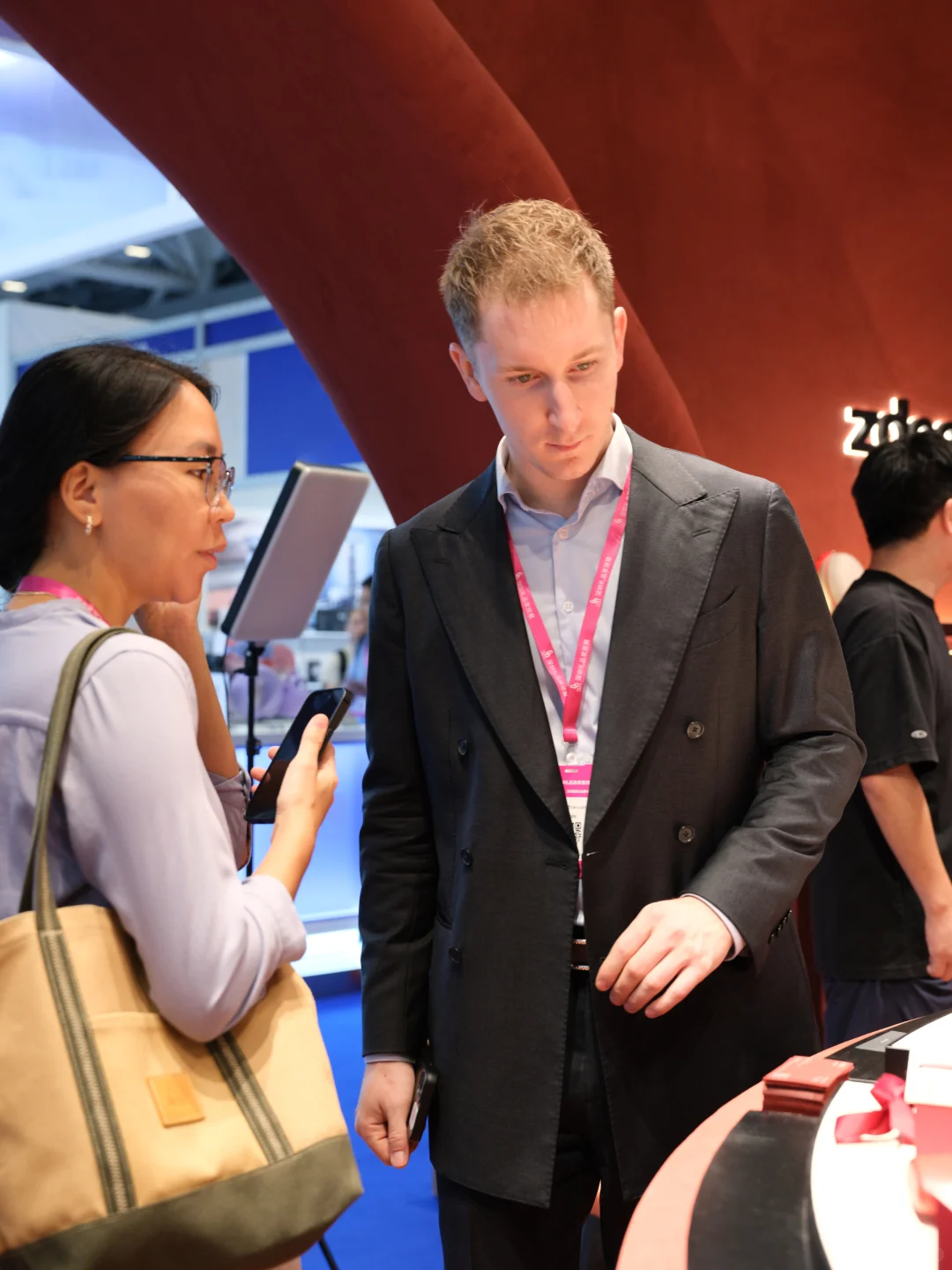 深圳礼品展首日！这抹红实在太耀眼?