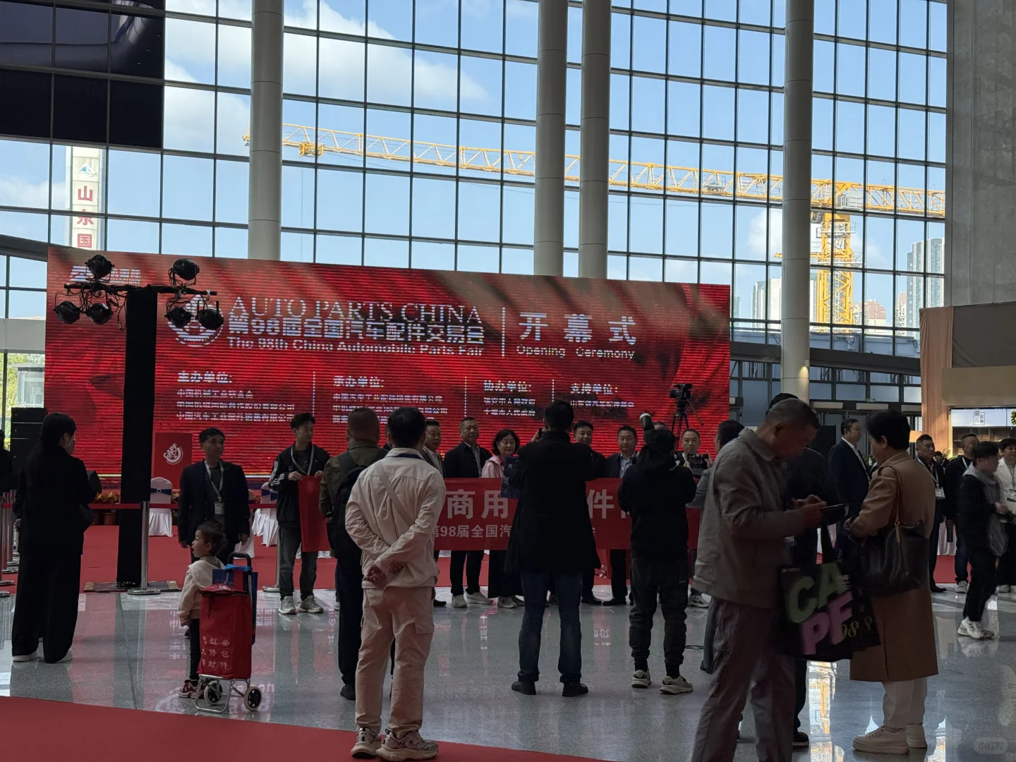 济南全国汽配会，在现场！（人超级多）