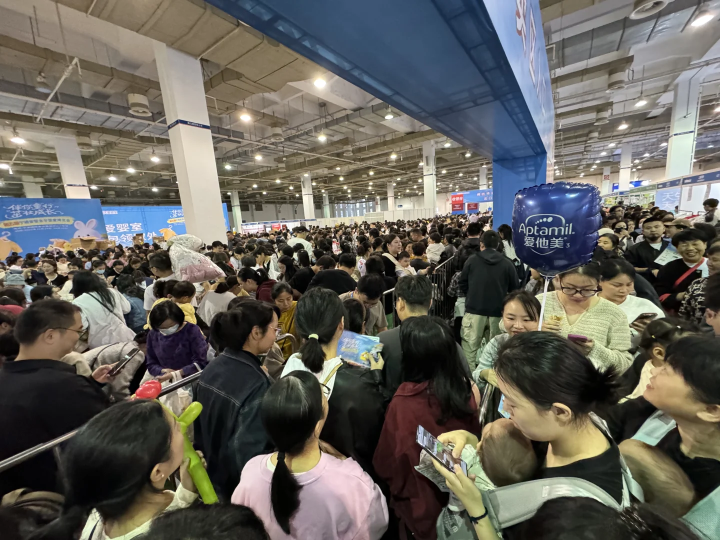 爱婴室展销会 “人 从 众 ”便宜是真便宜