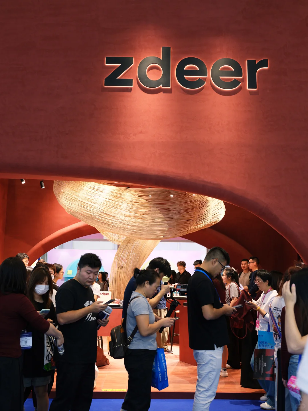 深圳礼品展首日！这抹红实在太耀眼?