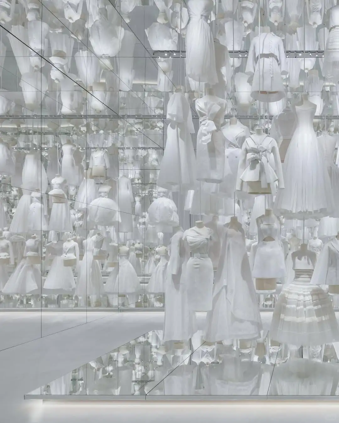 ?Christian Dior: Designer of Dreams