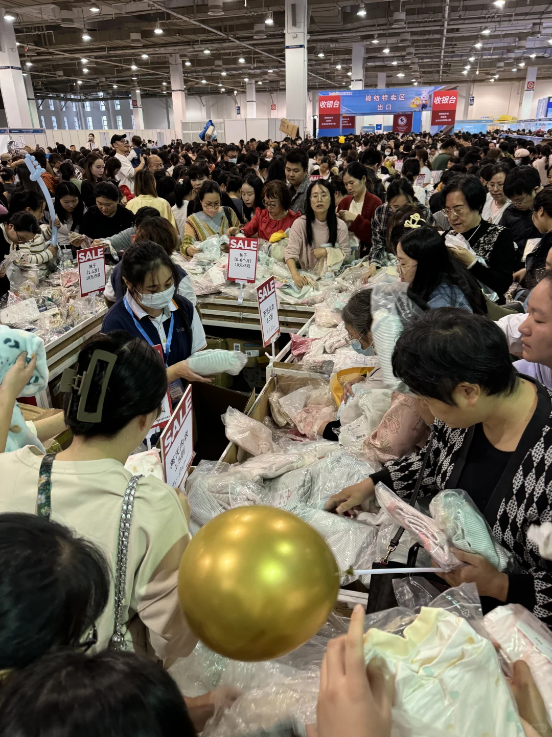 爱婴室展销会 “人 从 众 ”便宜是真便宜