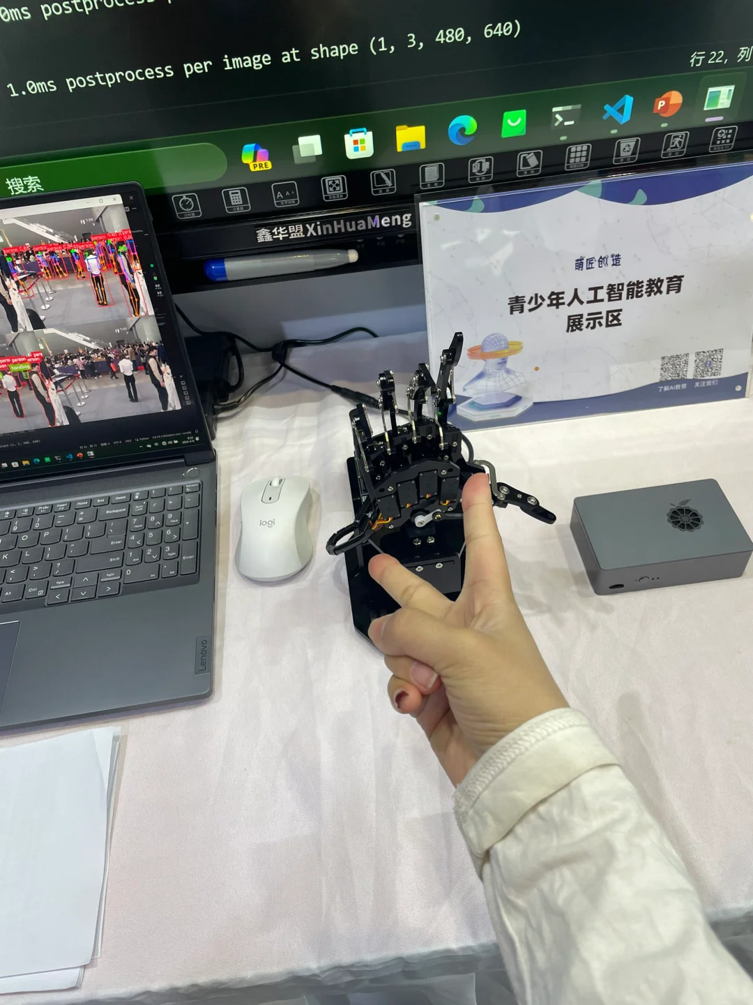 跟机器人玩石头剪刀布我赢了??