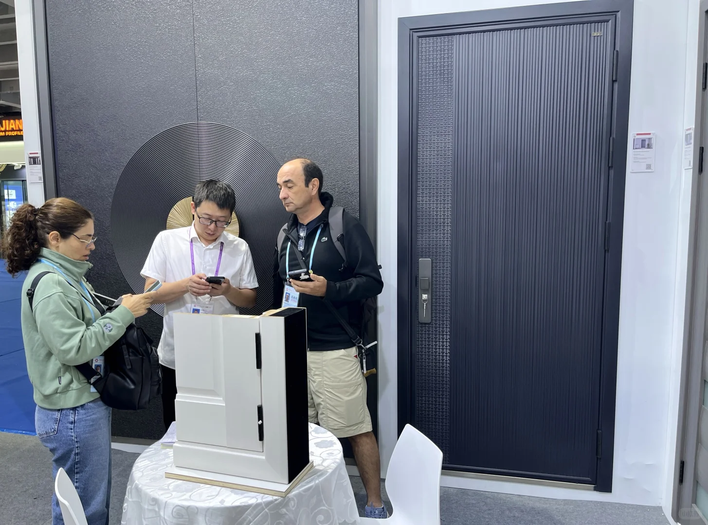 中国智造高光！欧派广交会现场热度爆表