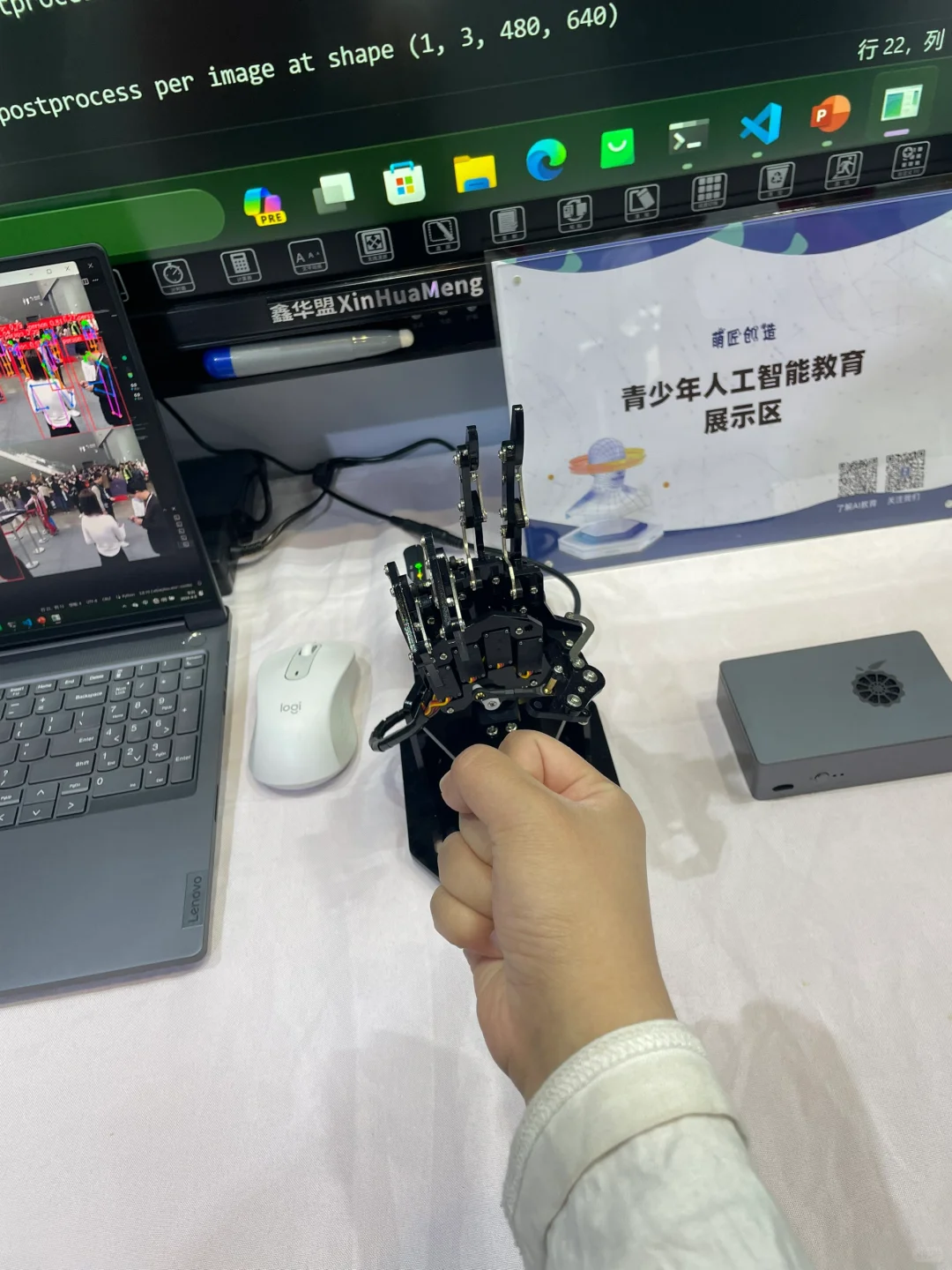 跟机器人玩石头剪刀布我赢了??
