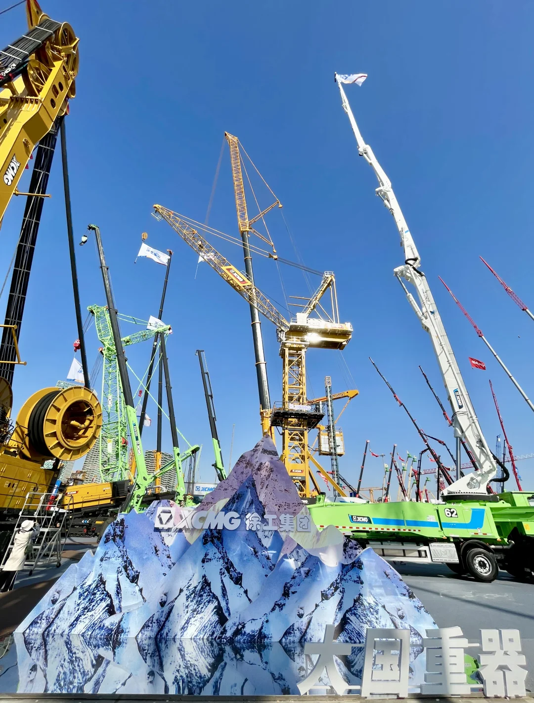 上海2024国际工程机械宝马展上的工程猛兽