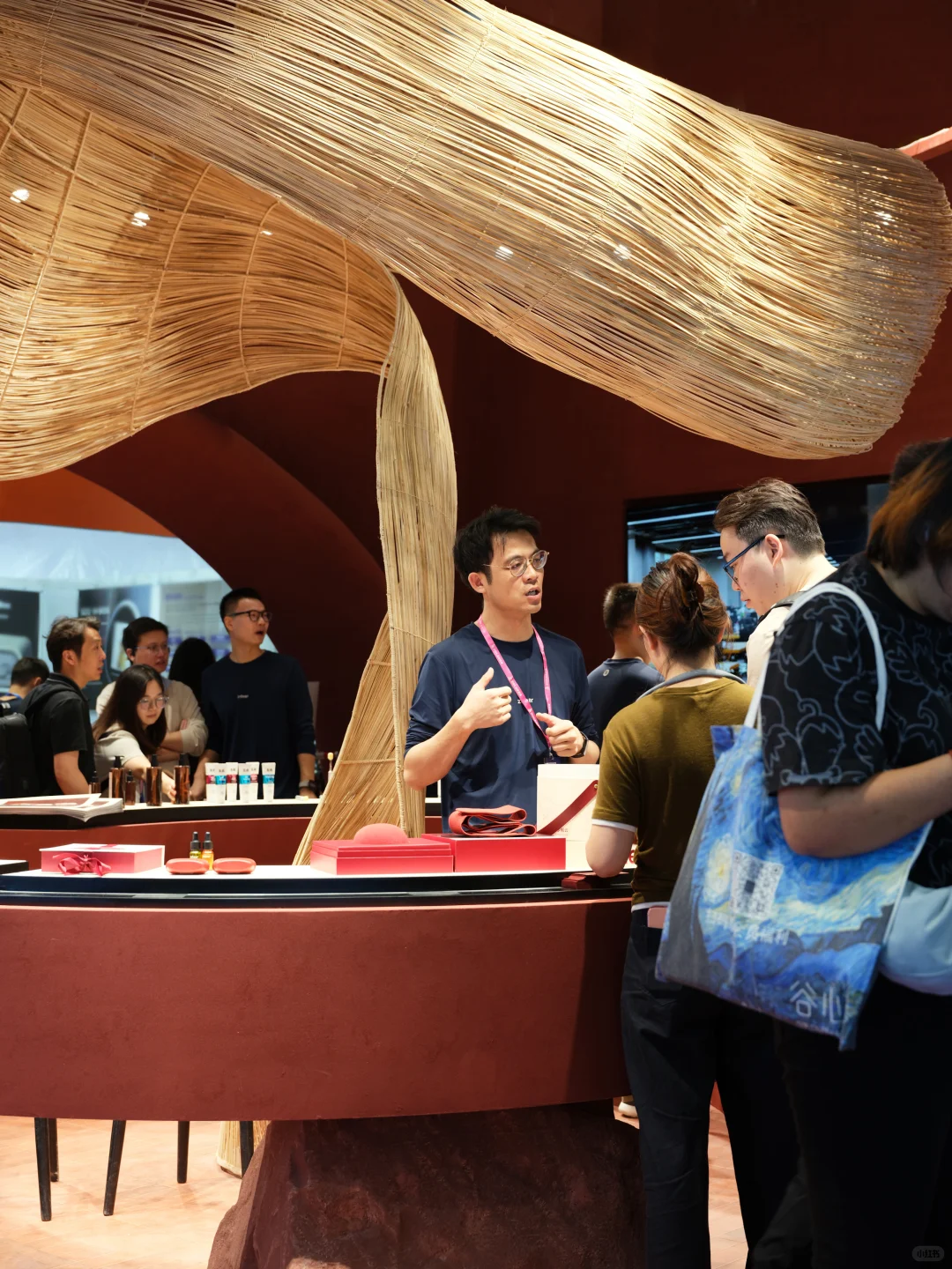 深圳礼品展首日！这抹红实在太耀眼?