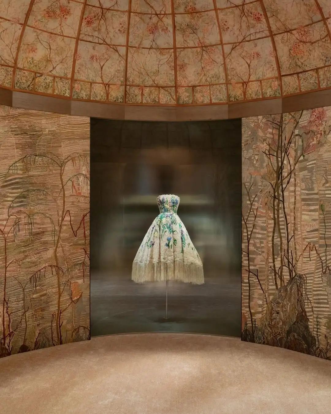 ?Christian Dior: Designer of Dreams