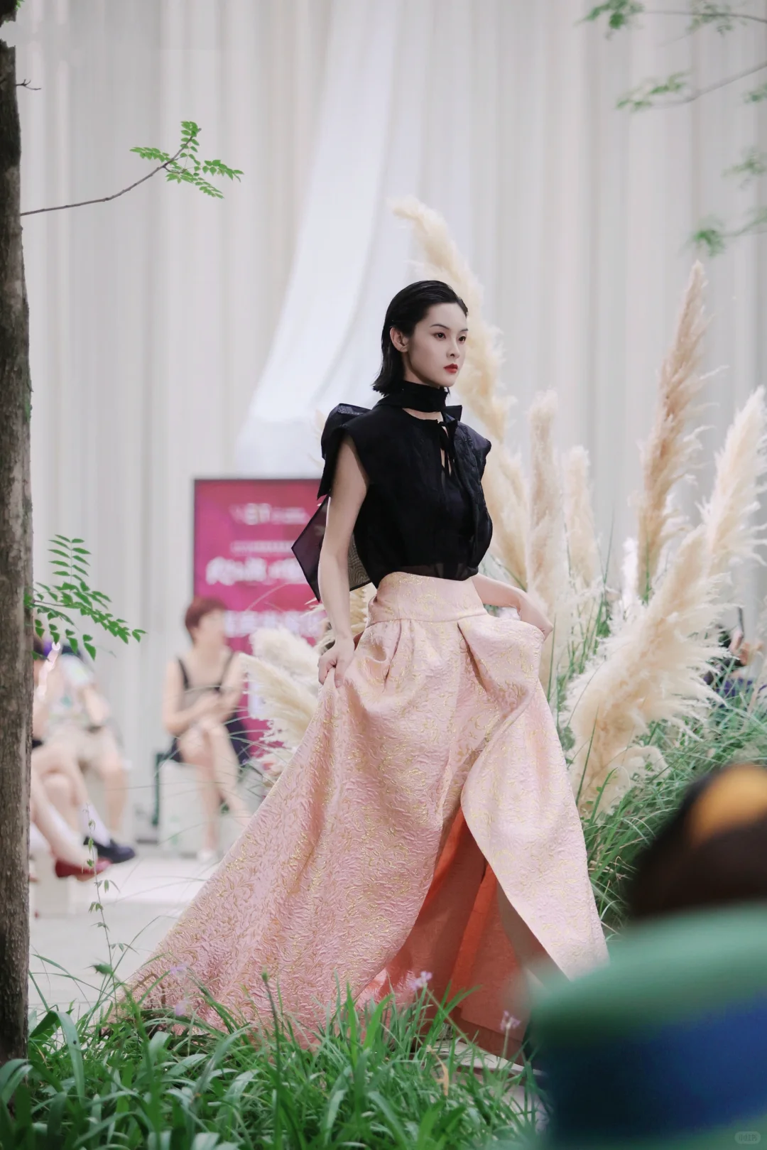 新中式的碰撞 成都非遗蜀锦大秀