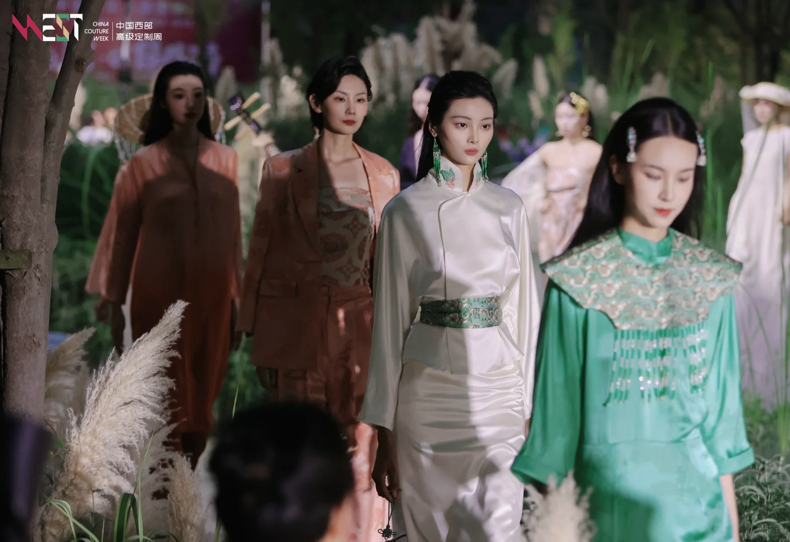 新中式的碰撞 成都非遗蜀锦大秀