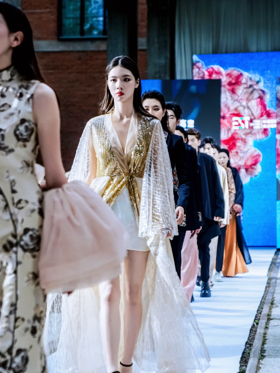 新中式的碰撞 成都非遗蜀锦大秀