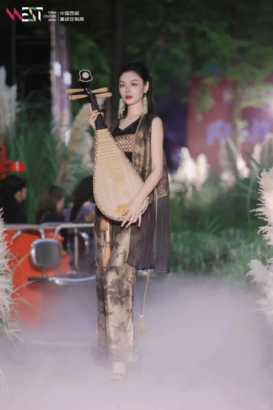 新中式的碰撞 成都非遗蜀锦大秀