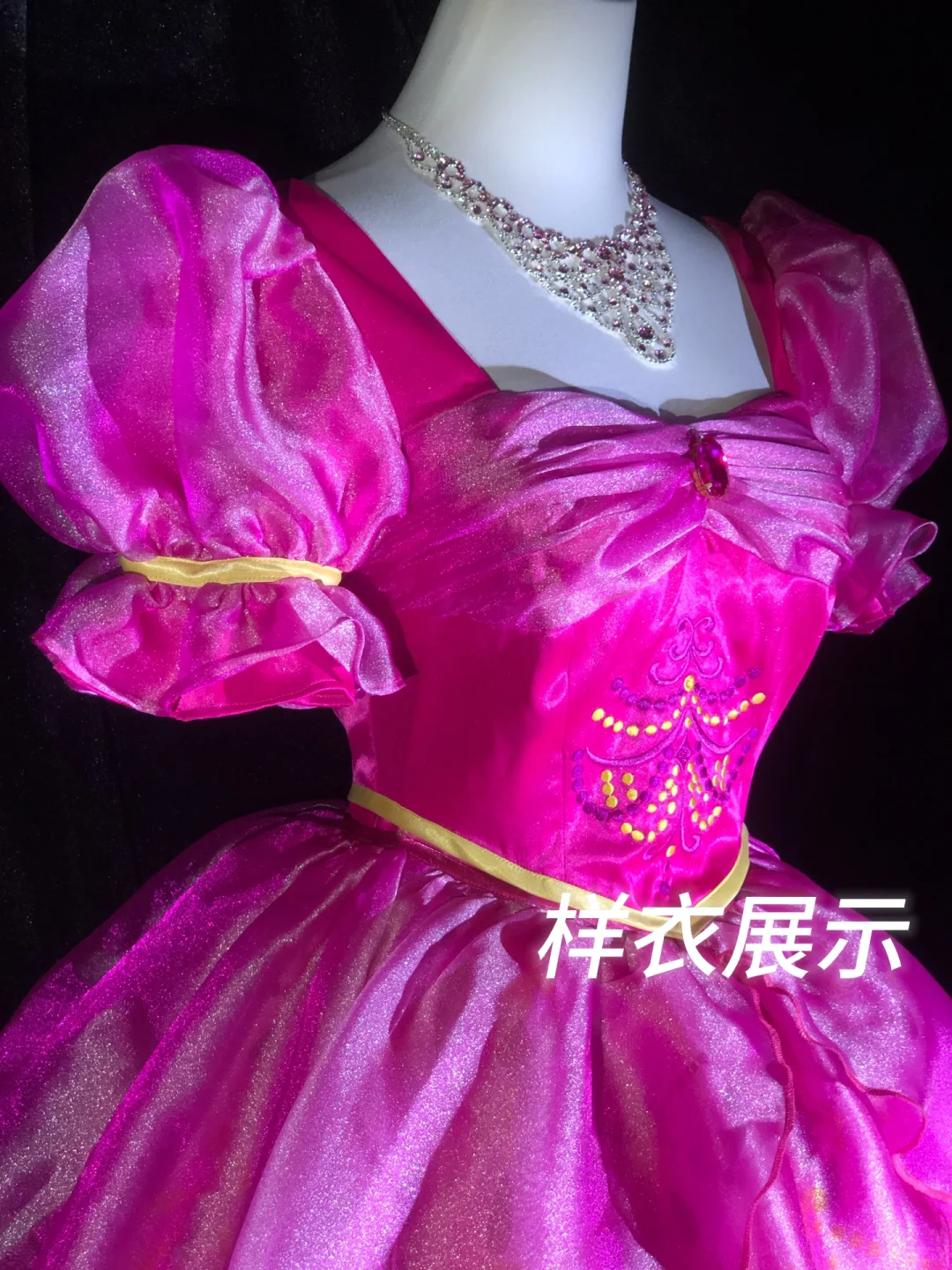 有谁想亲手摸到亲眼看到这些漂亮衣服～
