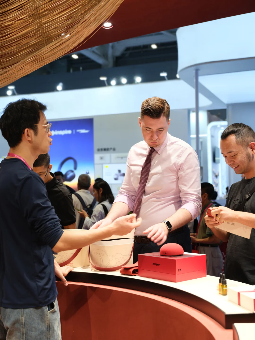 深圳礼品展首日！这抹红实在太耀眼?