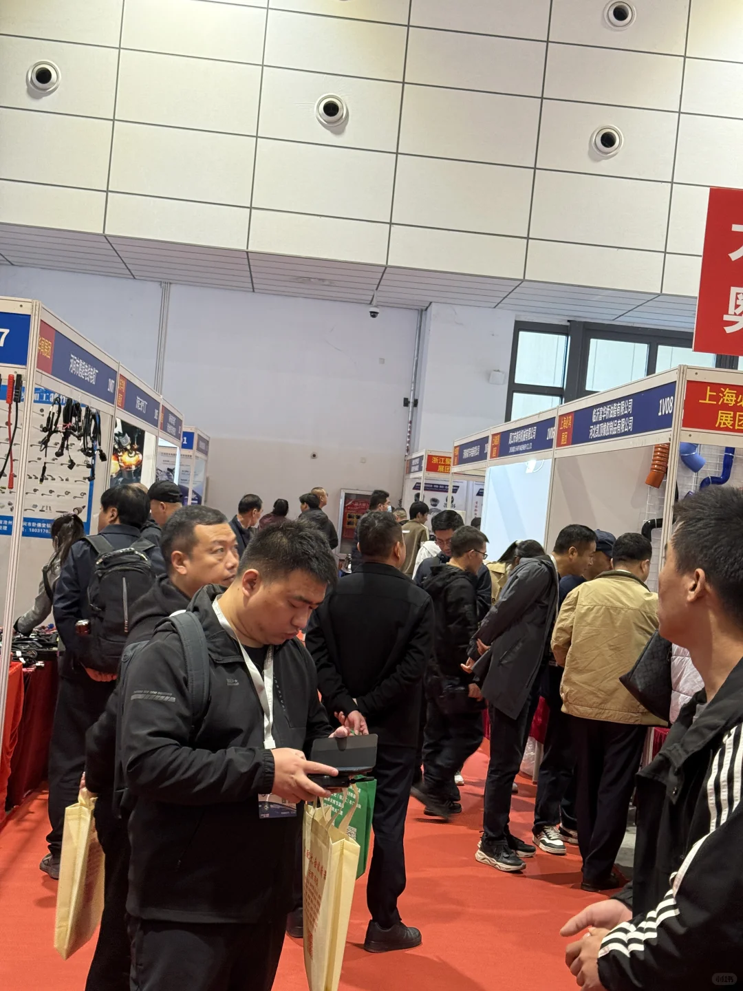 济南全国汽配会，在现场！（人超级多）