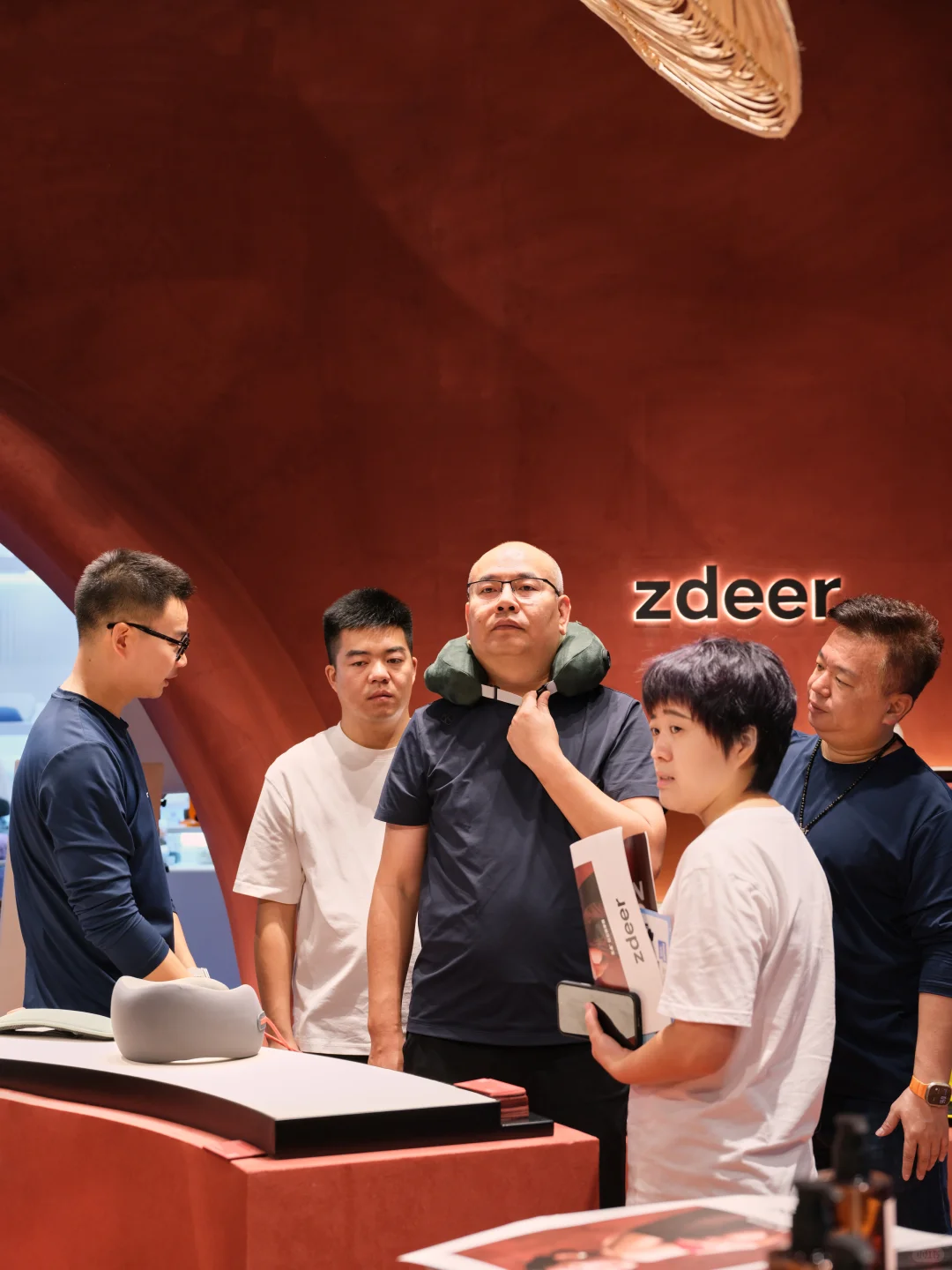 深圳礼品展首日！这抹红实在太耀眼?