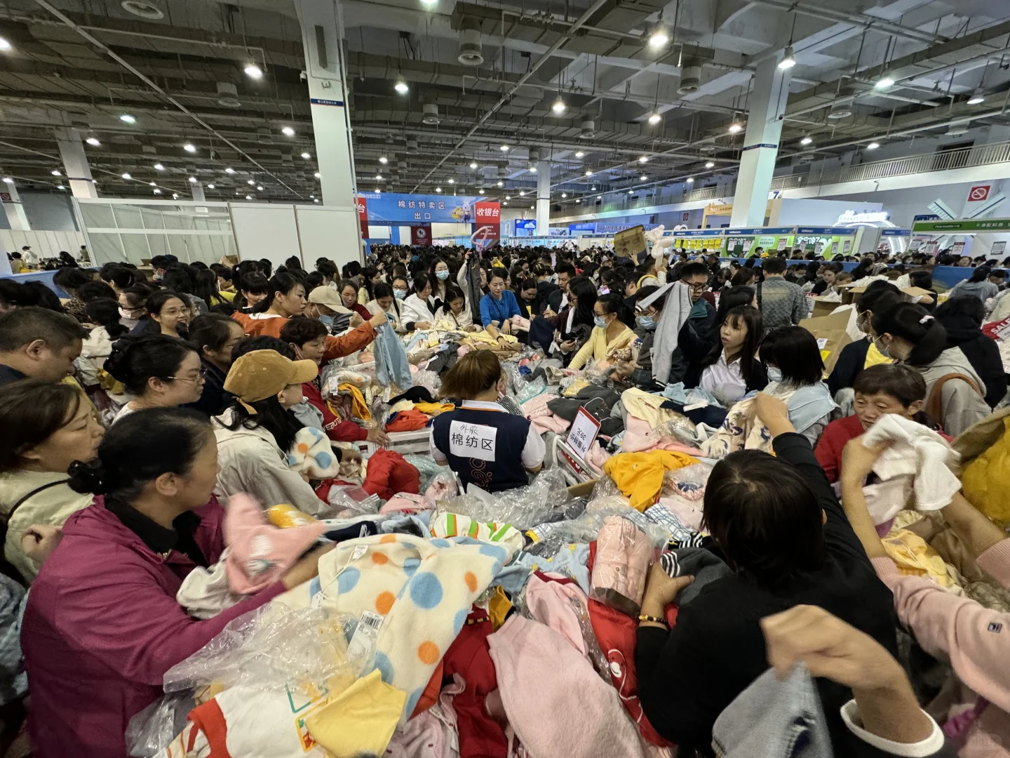 爱婴室展销会 “人 从 众 ”便宜是真便宜