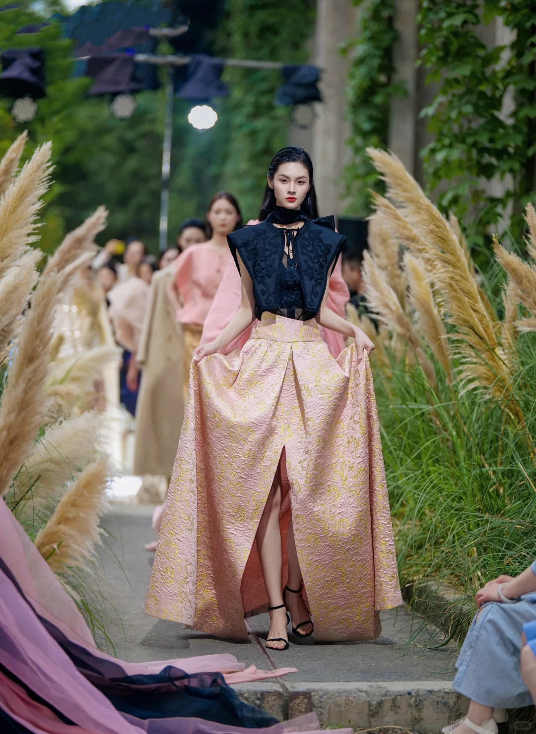 新中式的碰撞 成都非遗蜀锦大秀