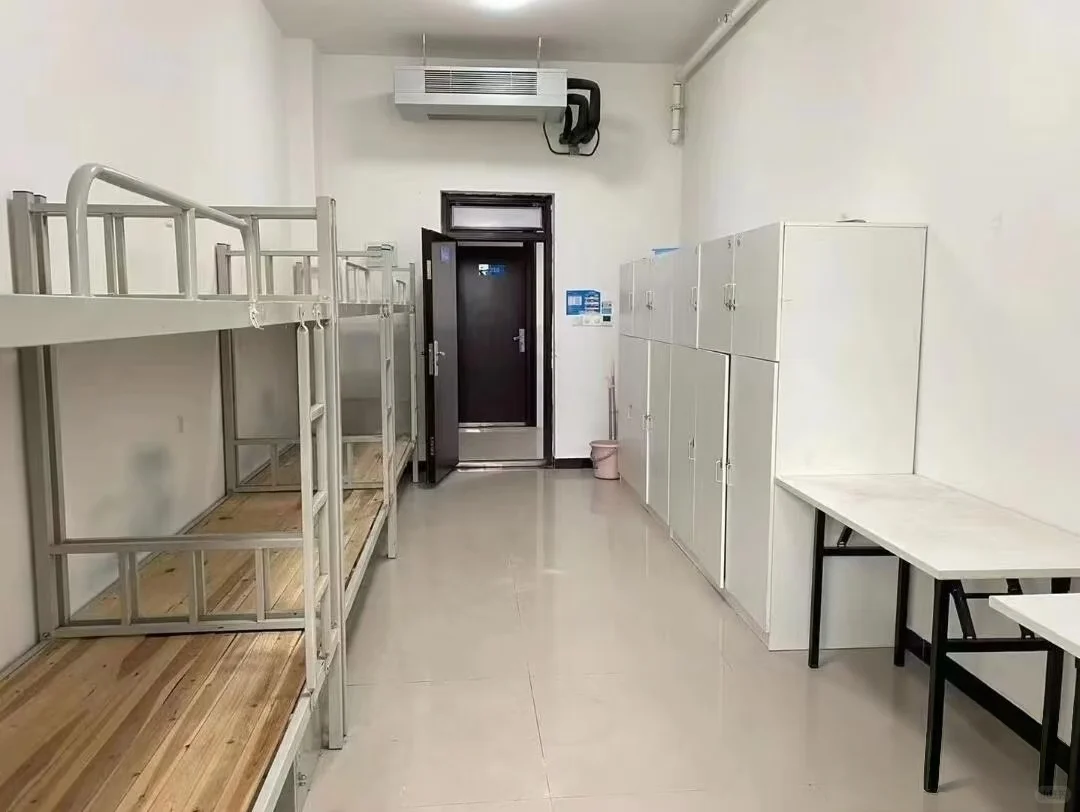 从晨光到夜幕：生产线上的诗意时光