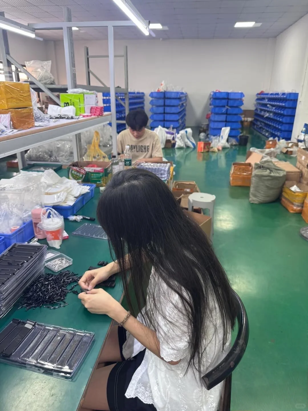 从晨光到夜幕：生产线上的诗意时光