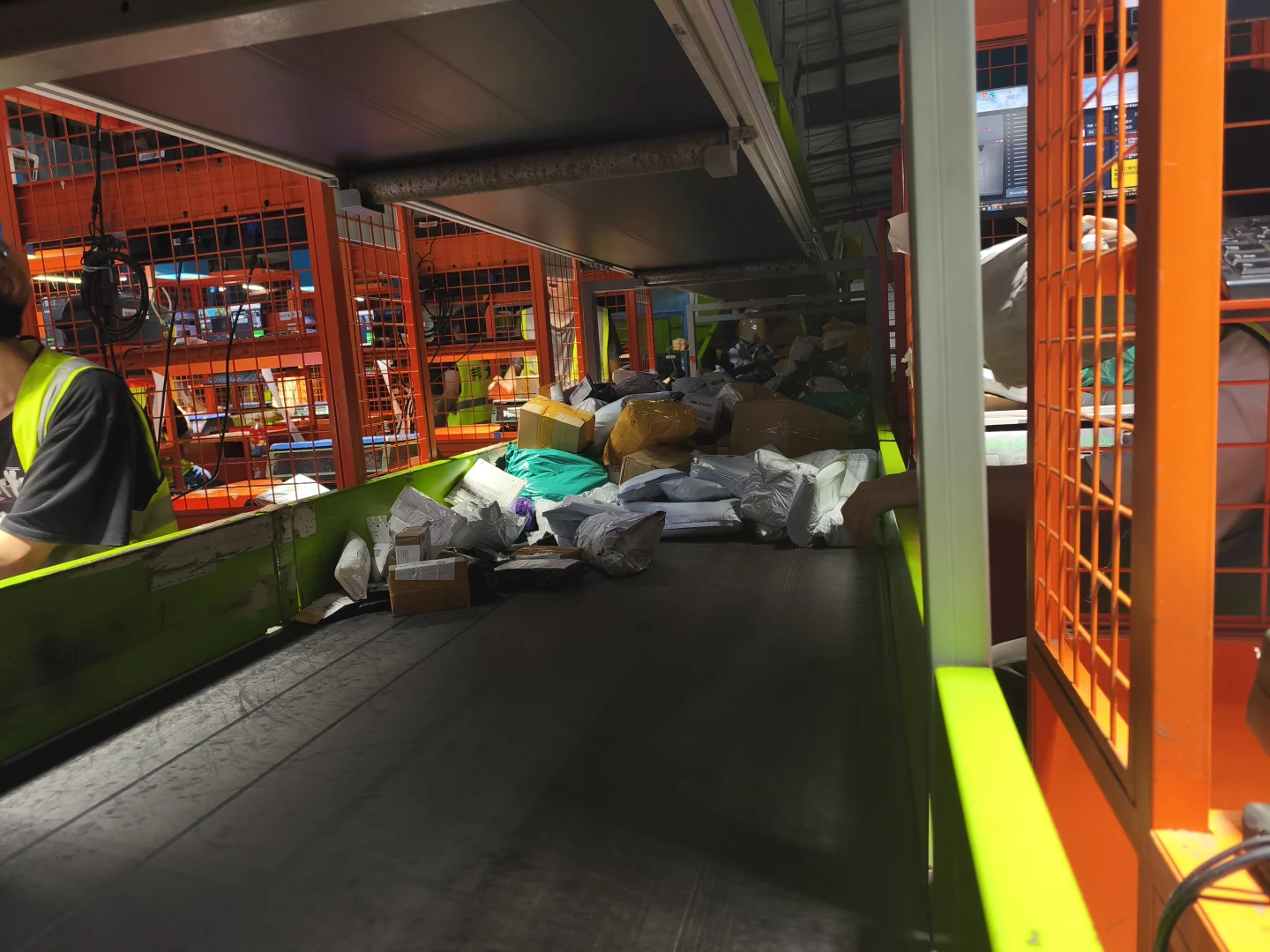 原来物流厂也是逃不过的流水线