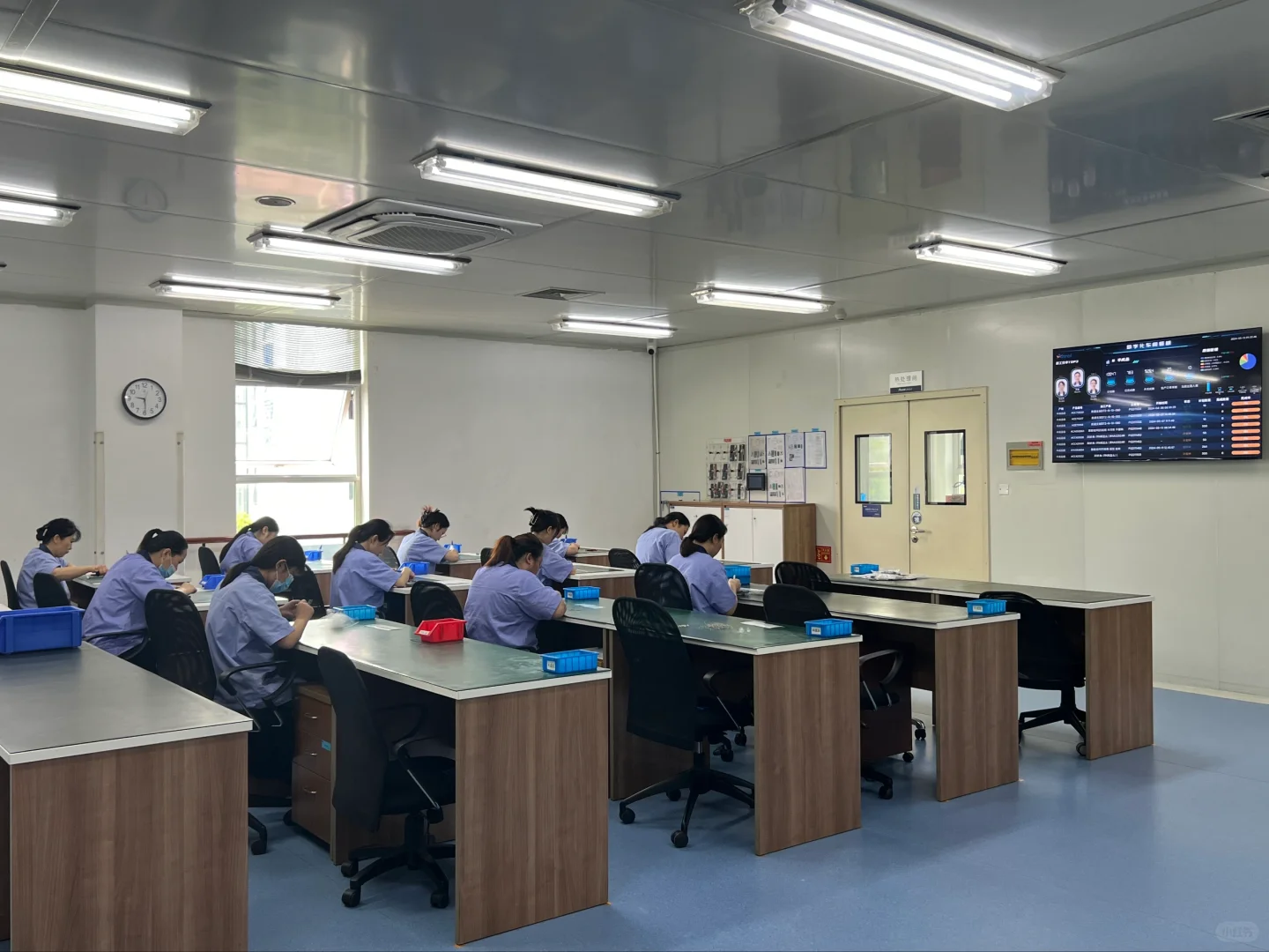 医疗厂长白班，交杭州五险