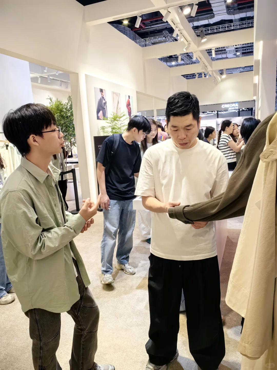 展会第1天，我们展位成了热门打卡点！?