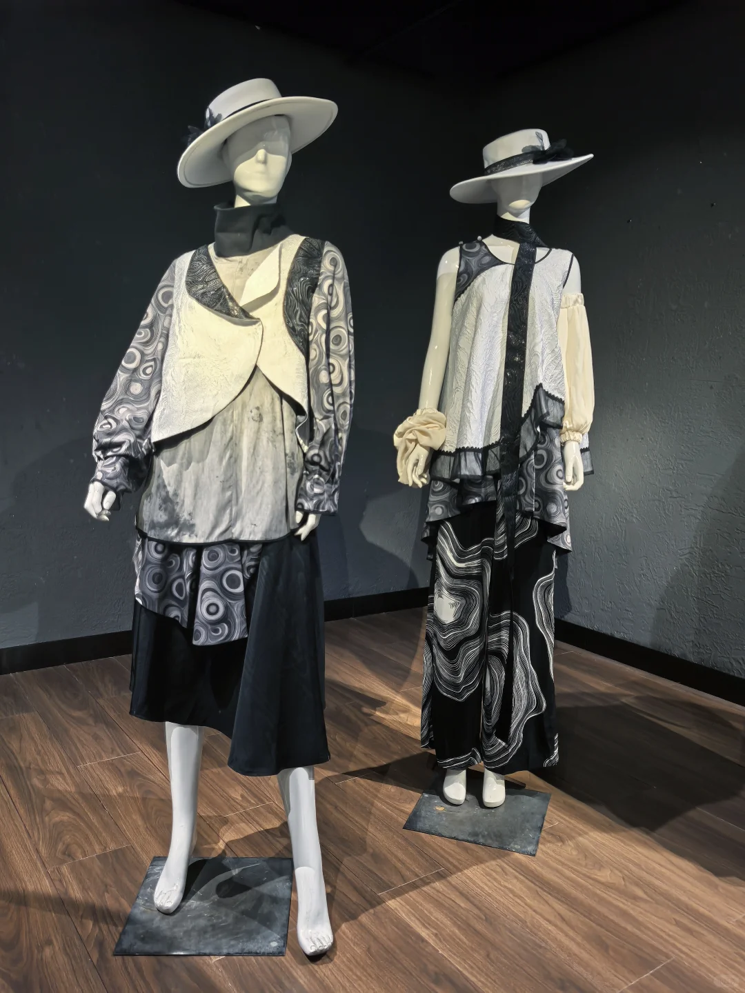 《织物建筑——身体的空间》服装展览
