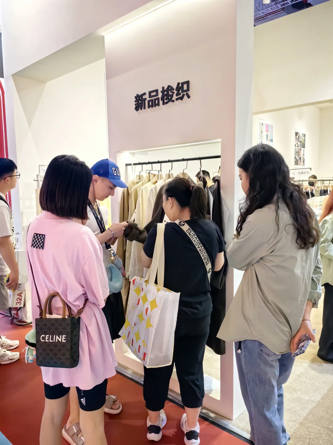 展会第1天，我们展位成了热门打卡点！?