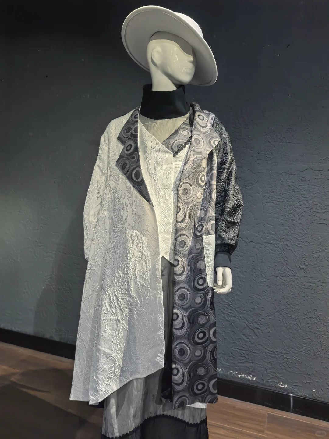 《织物建筑——身体的空间》服装展览