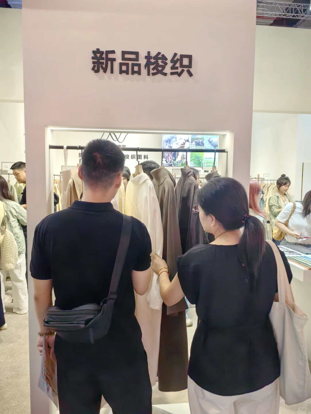 展会第1天，我们展位成了热门打卡点！?