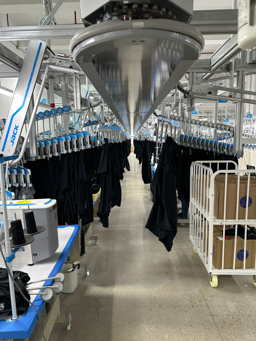 今日探访制衣工厂，全流程吊挂不落地?