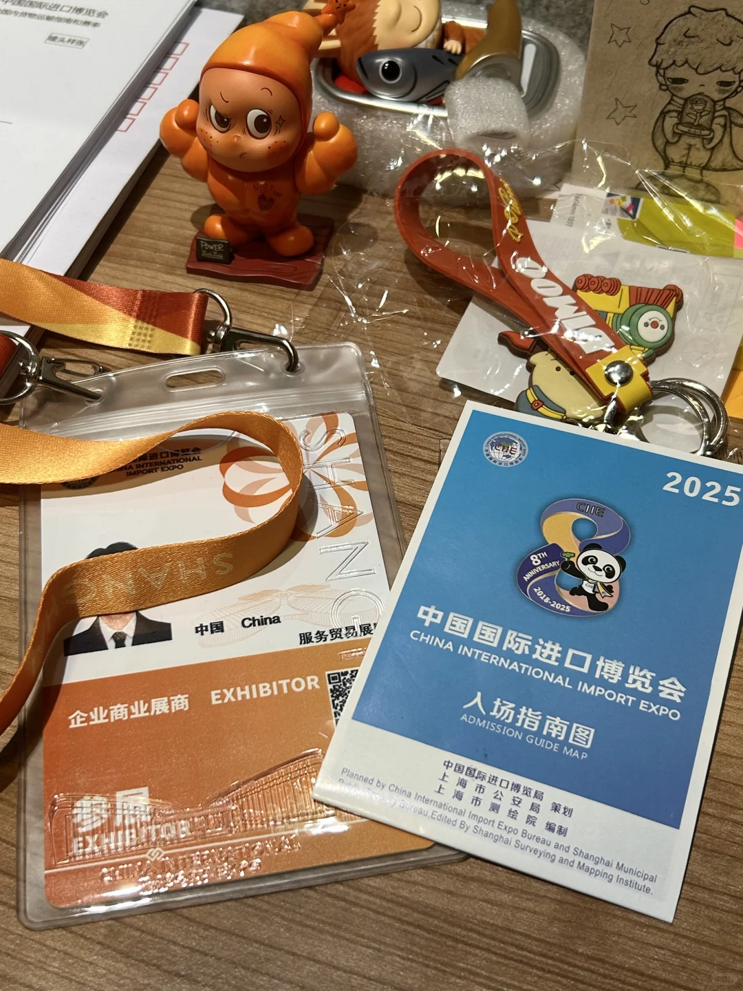 CIIE证件get！蹲蹲进博会换徽章的小伙伴！?