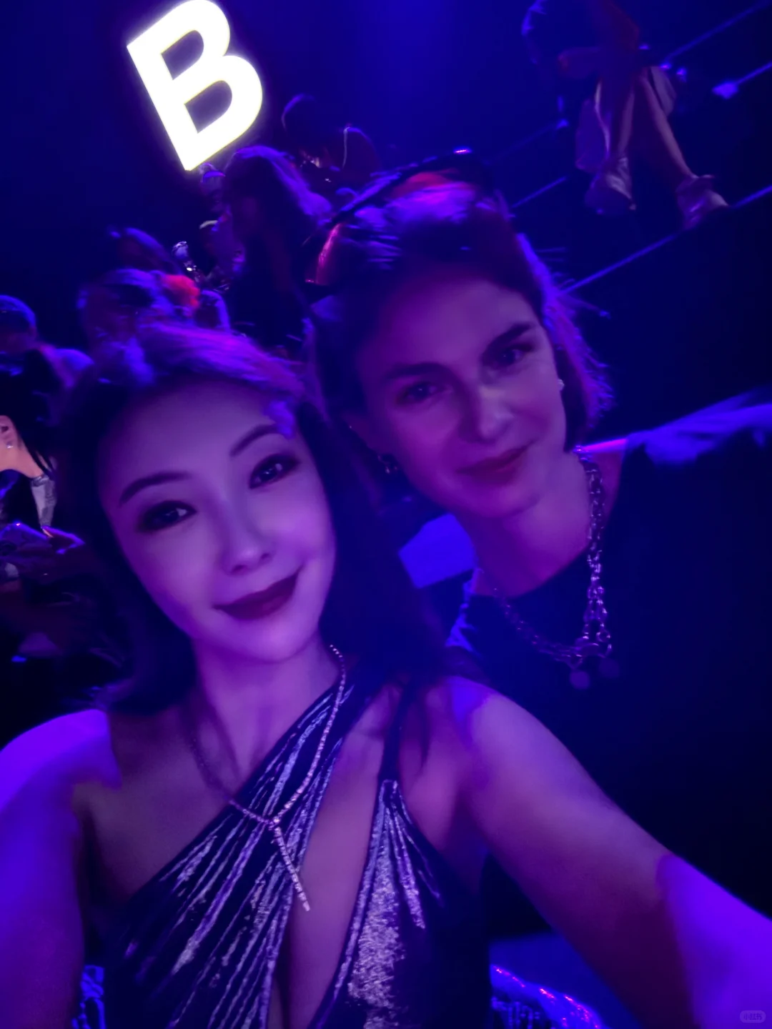 第一排看秀，帅哥美女云集，开心的一天?