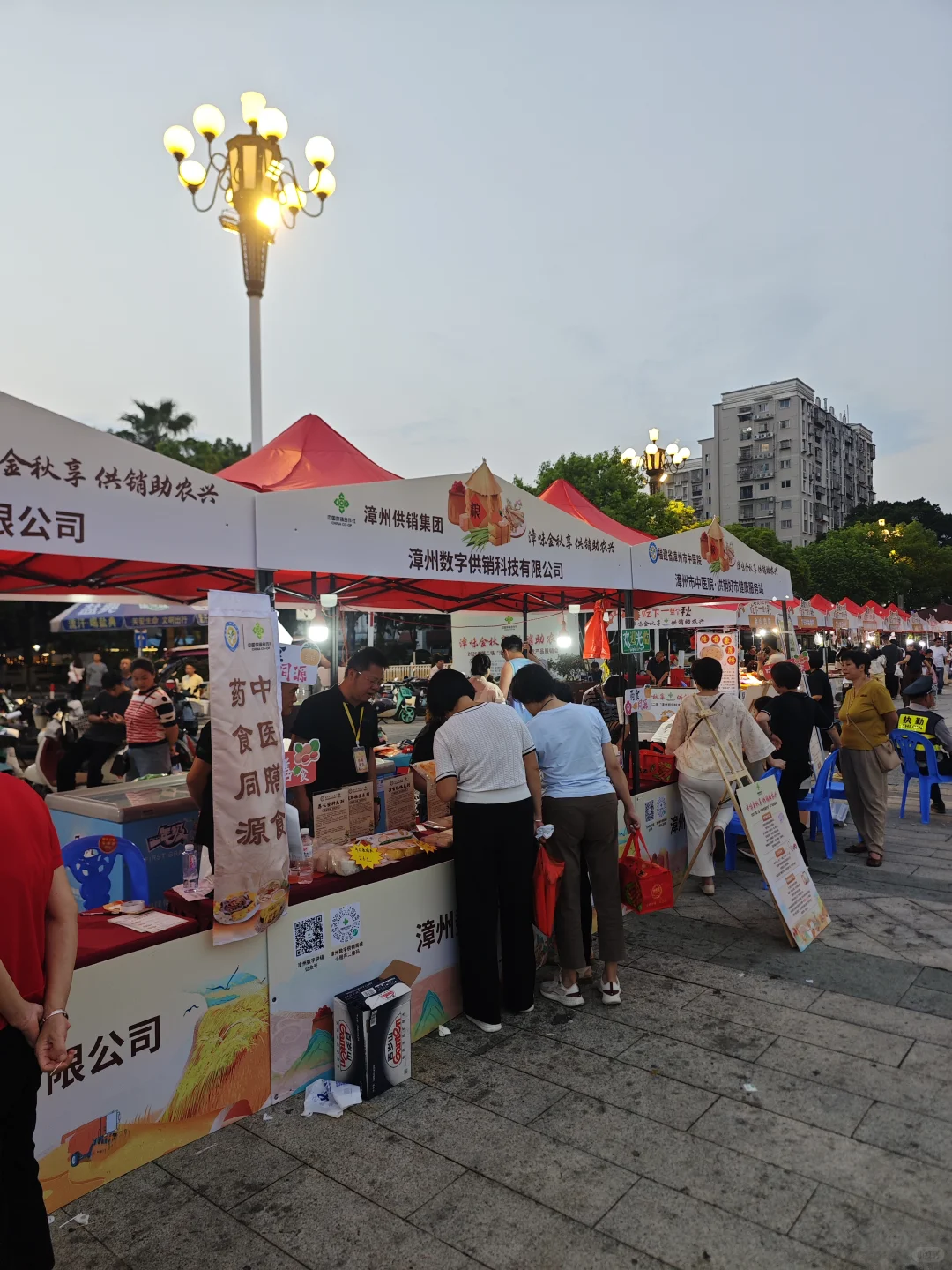 古城展销会还挺热闹的