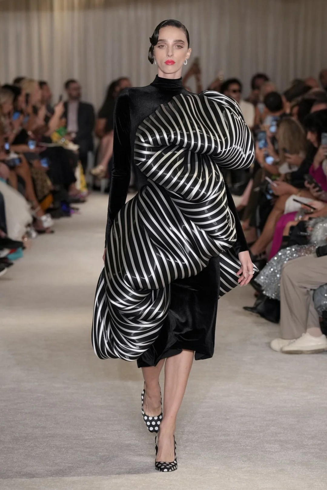 CHRISTIAN SIRIANO 2026春夏时装秀波点条纹