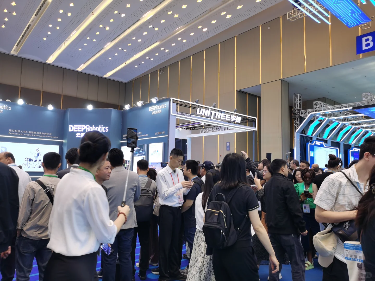 当未来迎面走来——中国智造人形机器人震撼