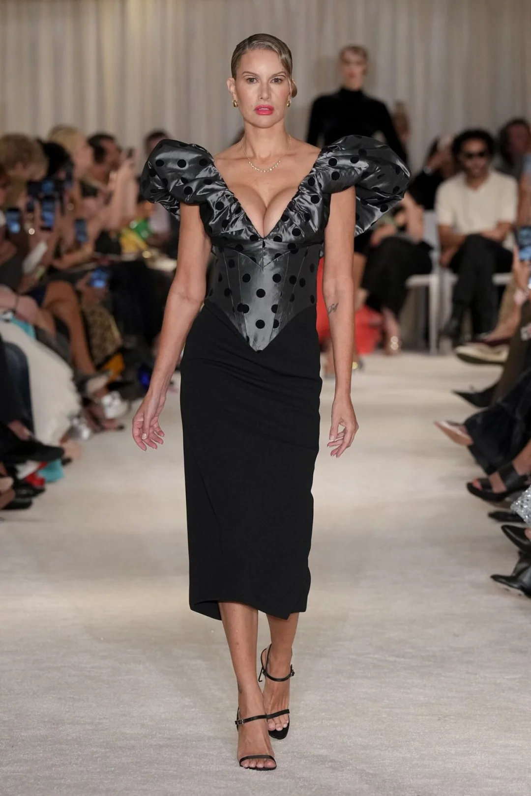 CHRISTIAN SIRIANO 2026春夏时装秀波点条纹