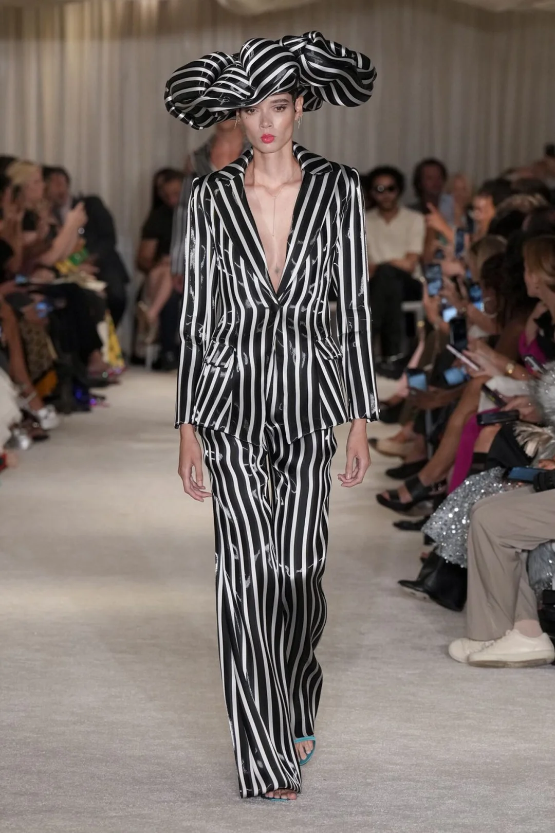 CHRISTIAN SIRIANO 2026春夏时装秀波点条纹