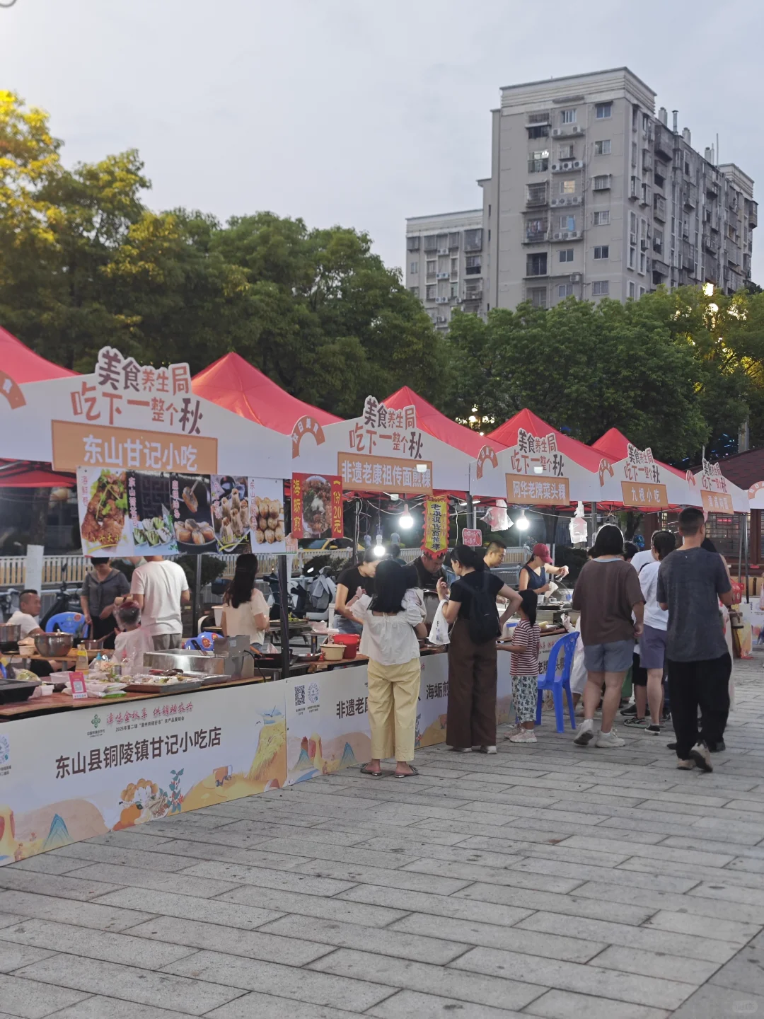 古城展销会还挺热闹的