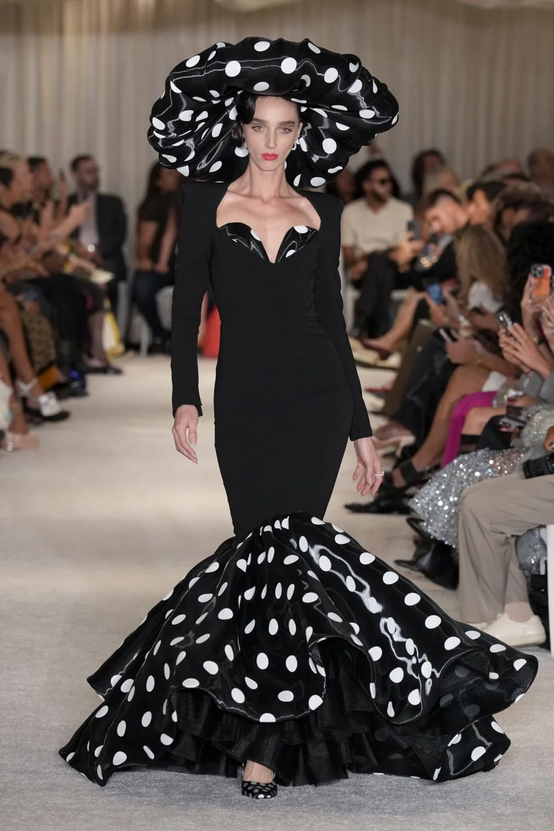 CHRISTIAN SIRIANO 2026春夏时装秀波点条纹
