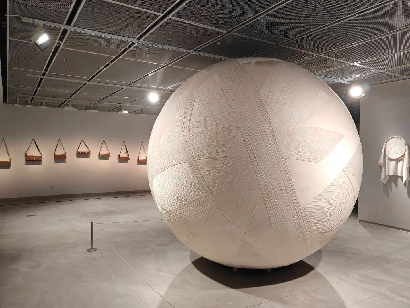 在上海，看一场关于缠绕、记忆与解脱的展览