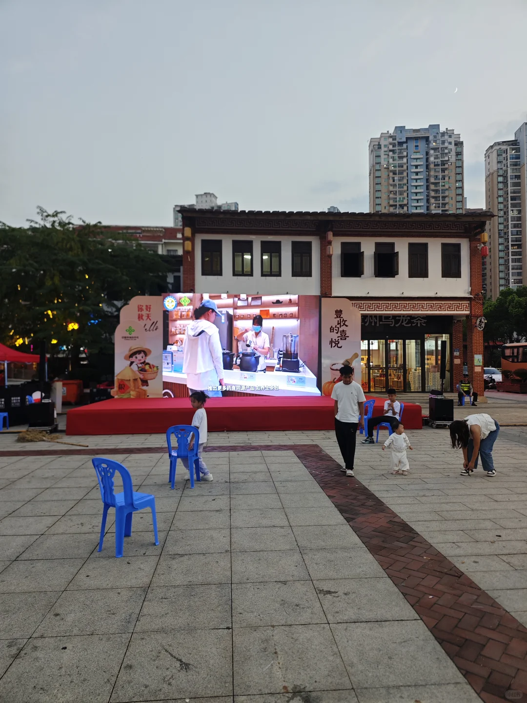 古城展销会还挺热闹的