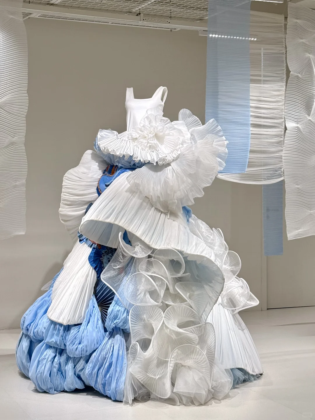 上海看展｜褶影生花 让服装人惊叹的布料魔法