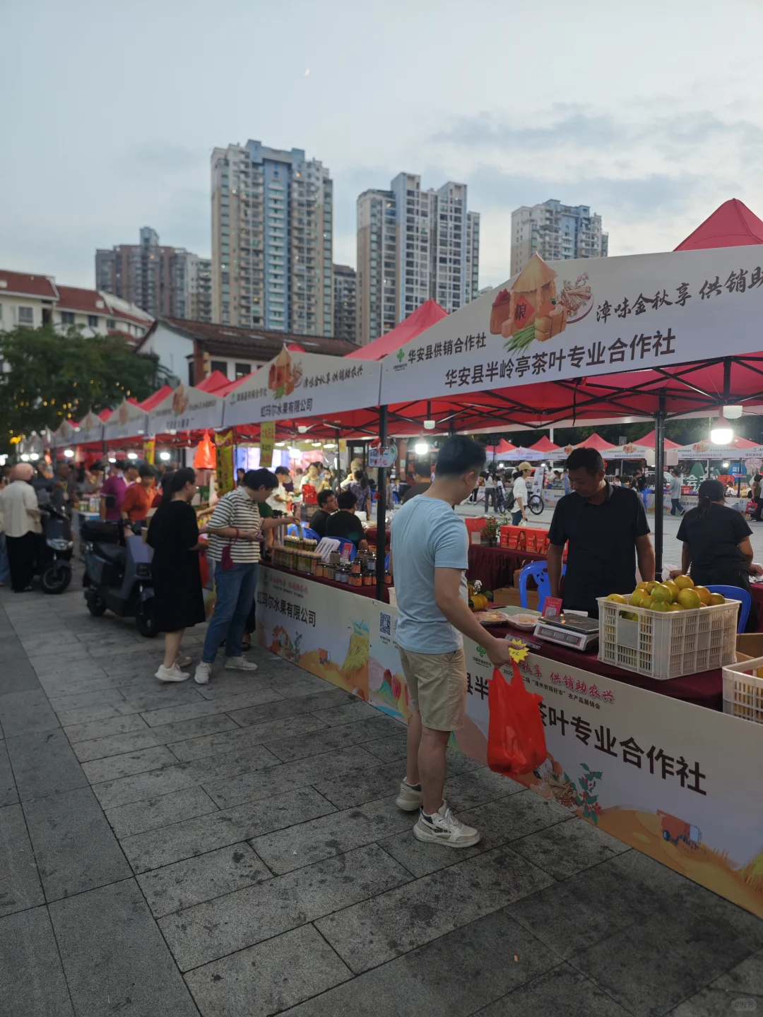 古城展销会还挺热闹的