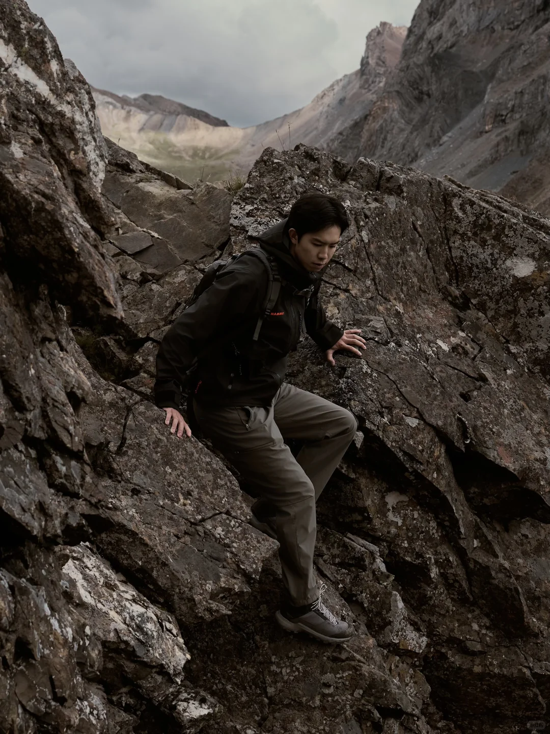 黑铉甲在身，攀越间尽显硬核锋芒