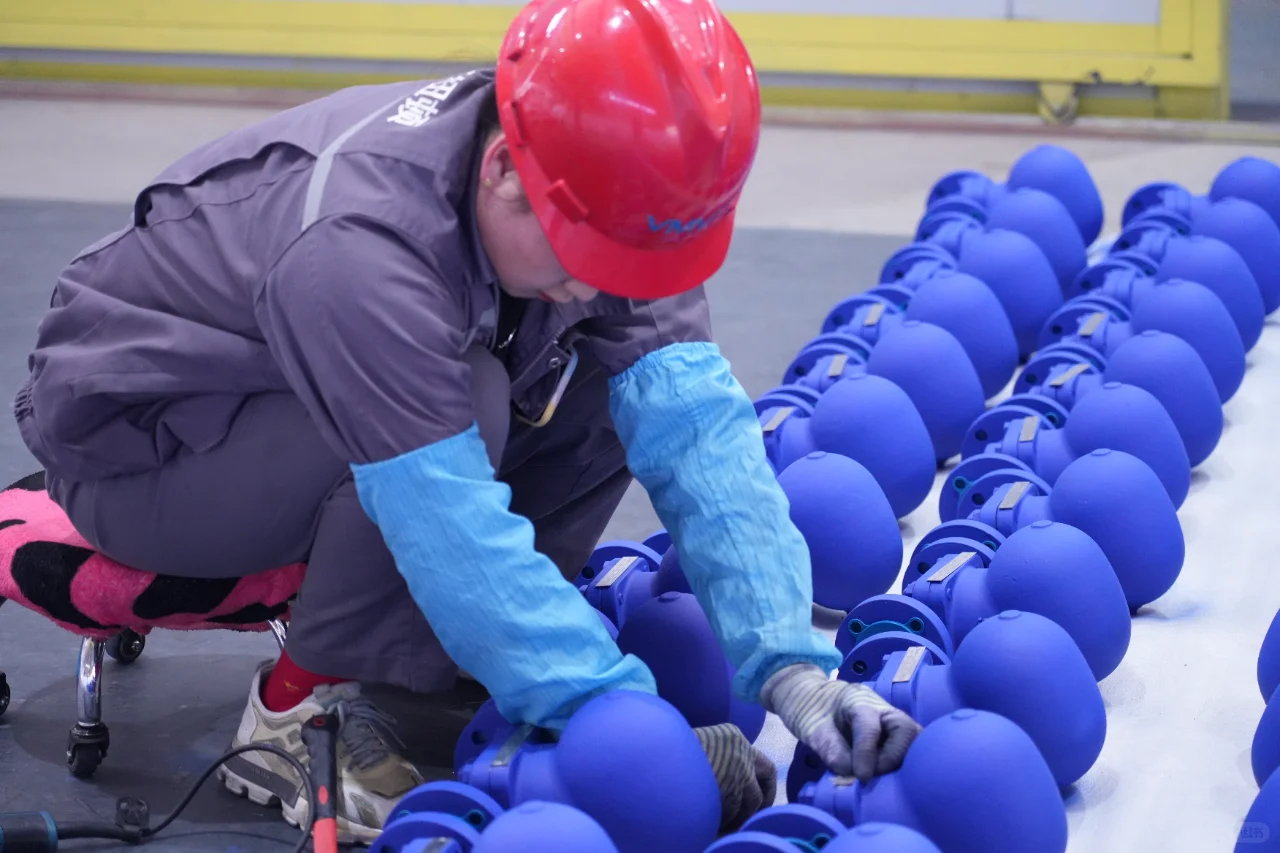 进厂吧，双休，做新媒体运营年入15个